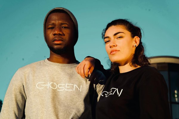 Alten Hund an Welpen gewöhnen: Tipps für eine harmonische Zusammenführung!